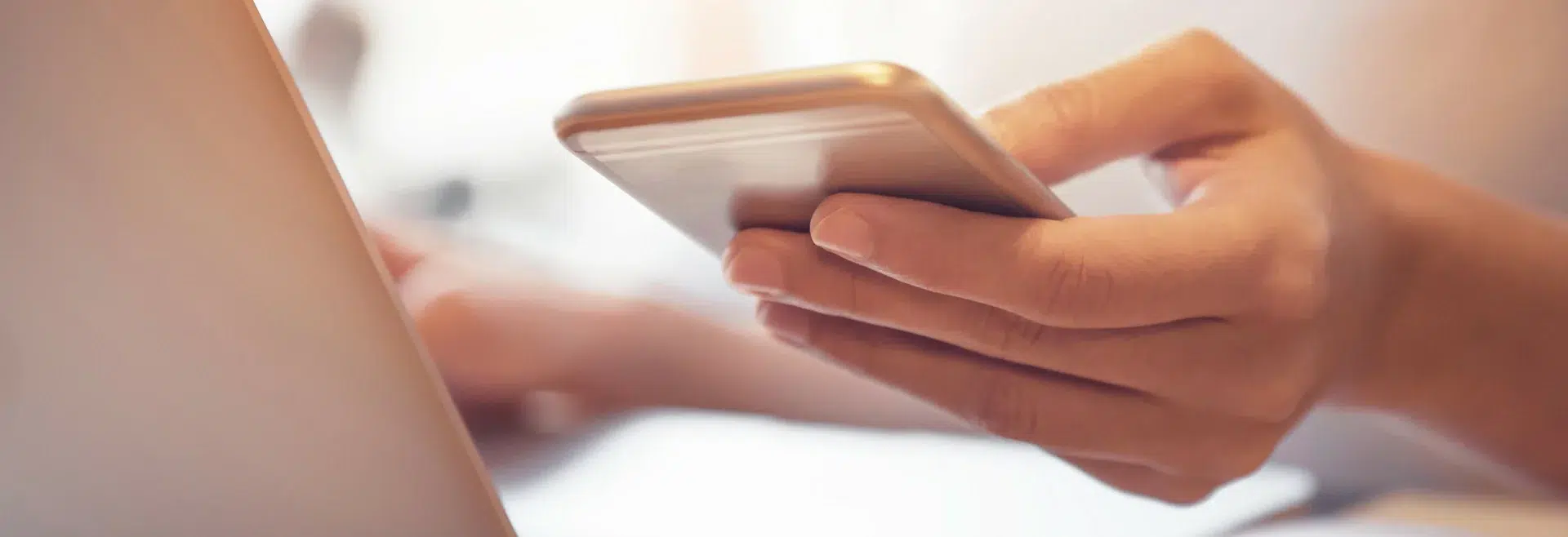 Hände halten Smartphone, tippen auf Bildschirm