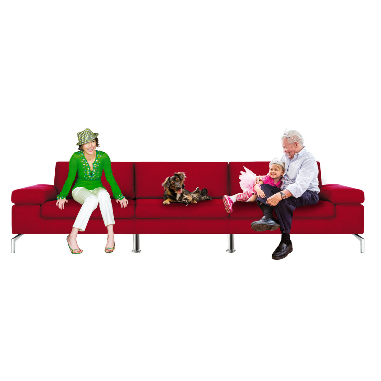 Familie sitzt auf roter Couch mit Hund.