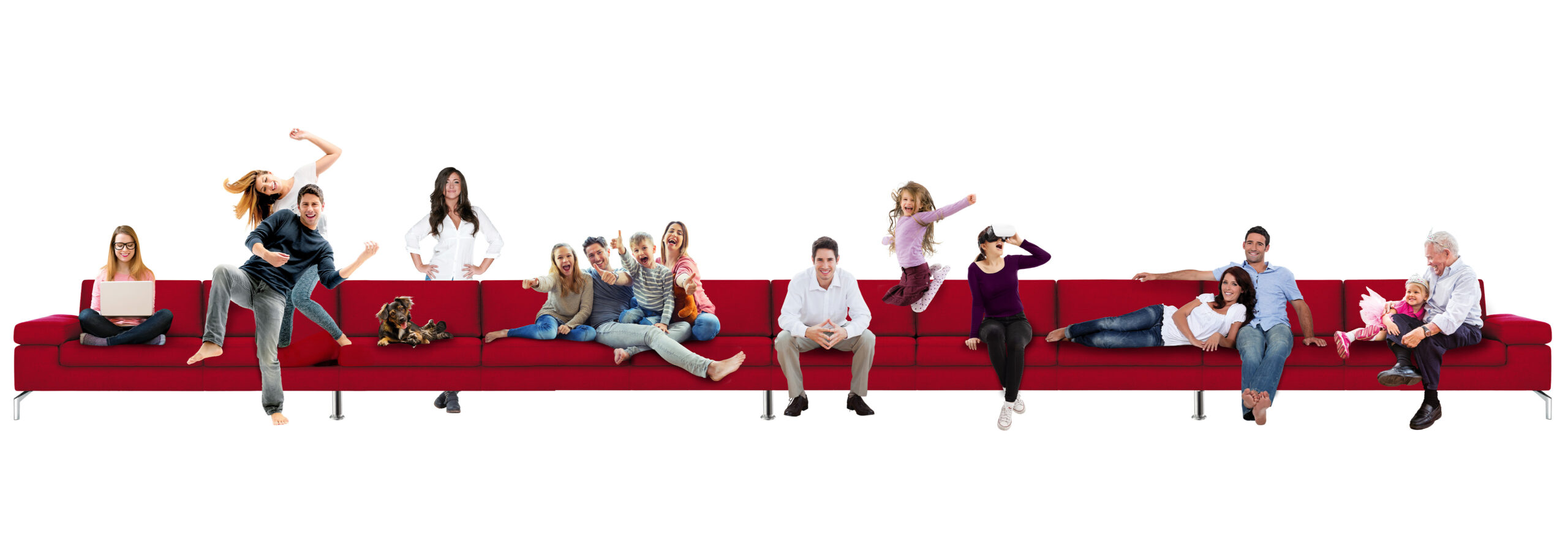 Menschen sitzen und liegen auf einer roten Couch.