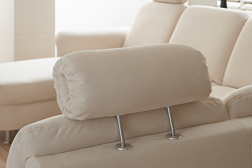 Bequemes beige Sofa im hellen Wohnzimmer.