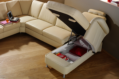 Gemütliches Wohnzimmer mit Sofa und Stauraum.