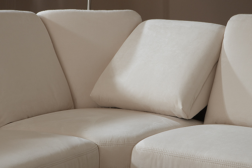 Weißes, weiches Sofa mit Kissen.