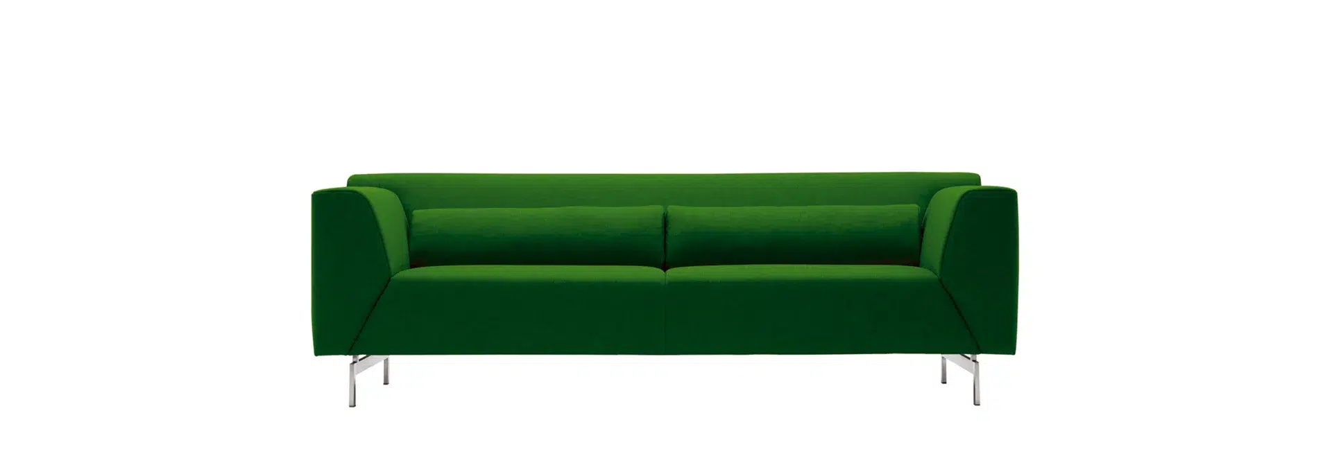 Grünes Sofa auf silbernen Metall-Beinen.