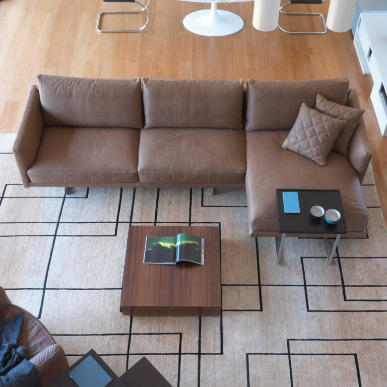 Gemütliches, modernes Wohnzimmer mit braunem Sofa.