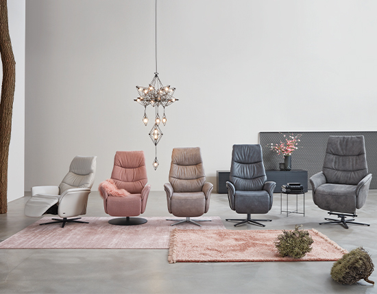 Moderne Sessel, Beleuchtung und Teppich im Wohnzimmer.