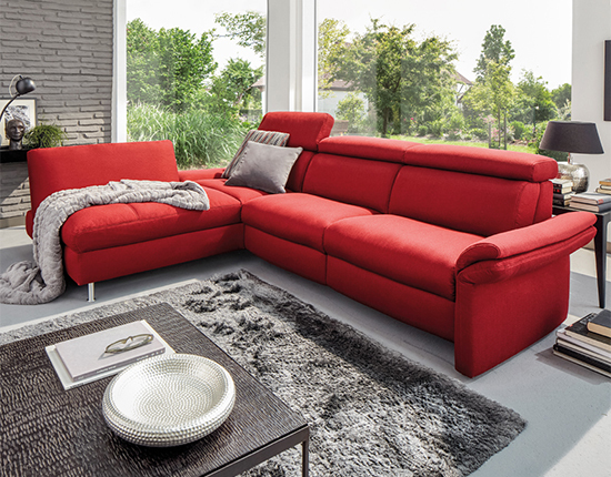 Gemütliches rotes Ledersofa im modernen Wohnzimmer.