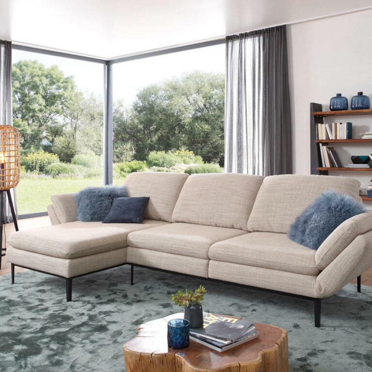 Gemütliches Wohnzimmer mit Blick auf Natur.