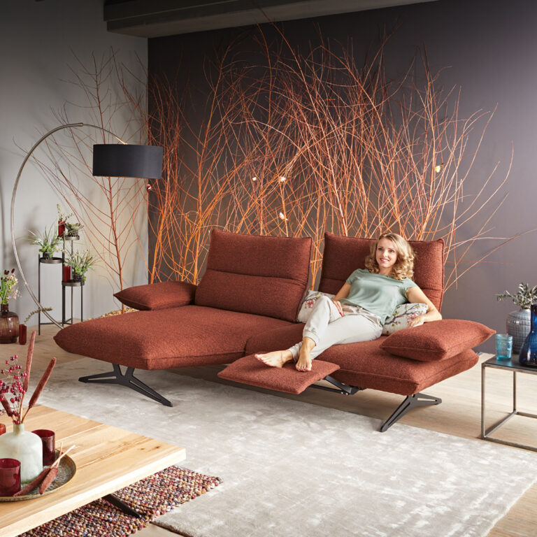 Moderne Couch in rustikalem Ambiente.