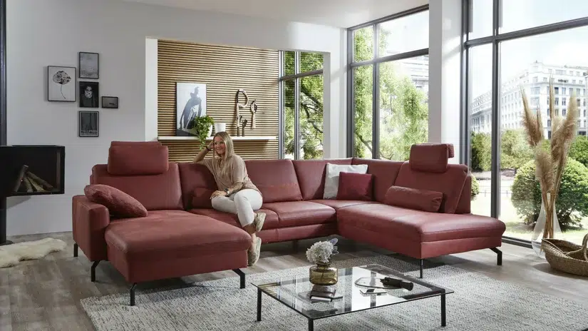 Gemütliches Wohnzimmer mit roter Couch.