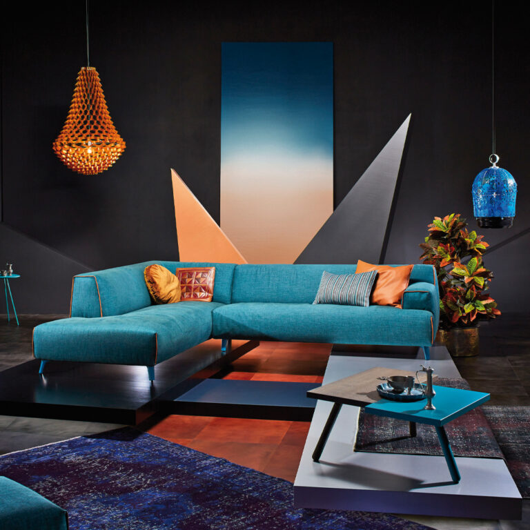 Modernes, farbiges Wohnzimmer mit eleganter Einrichtung.