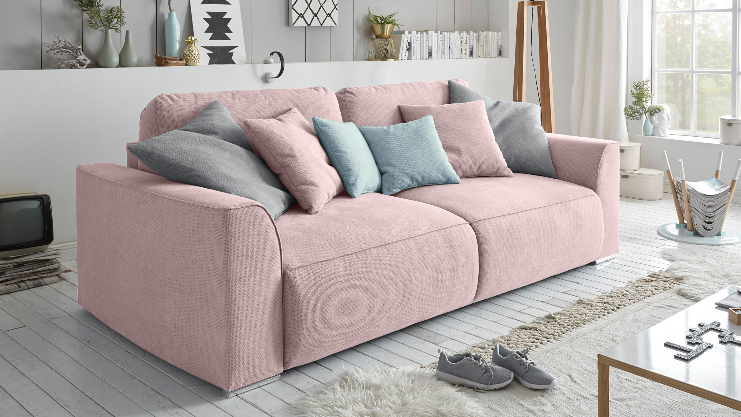 Gemütliches Wohnzimmer mit rosa Sofa