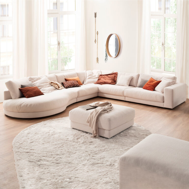 Helles Wohnzimmer mit bequemem Sofa und Kissen.