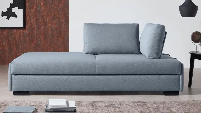 Modernes graues Sofa mit Kissen.