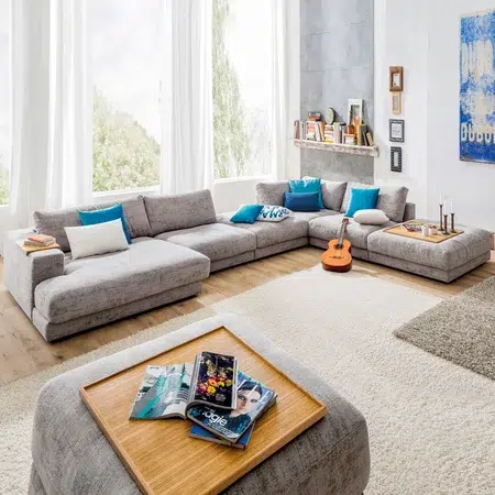 Gemütliches, modernes Wohnzimmer mit offener Fensterfront.