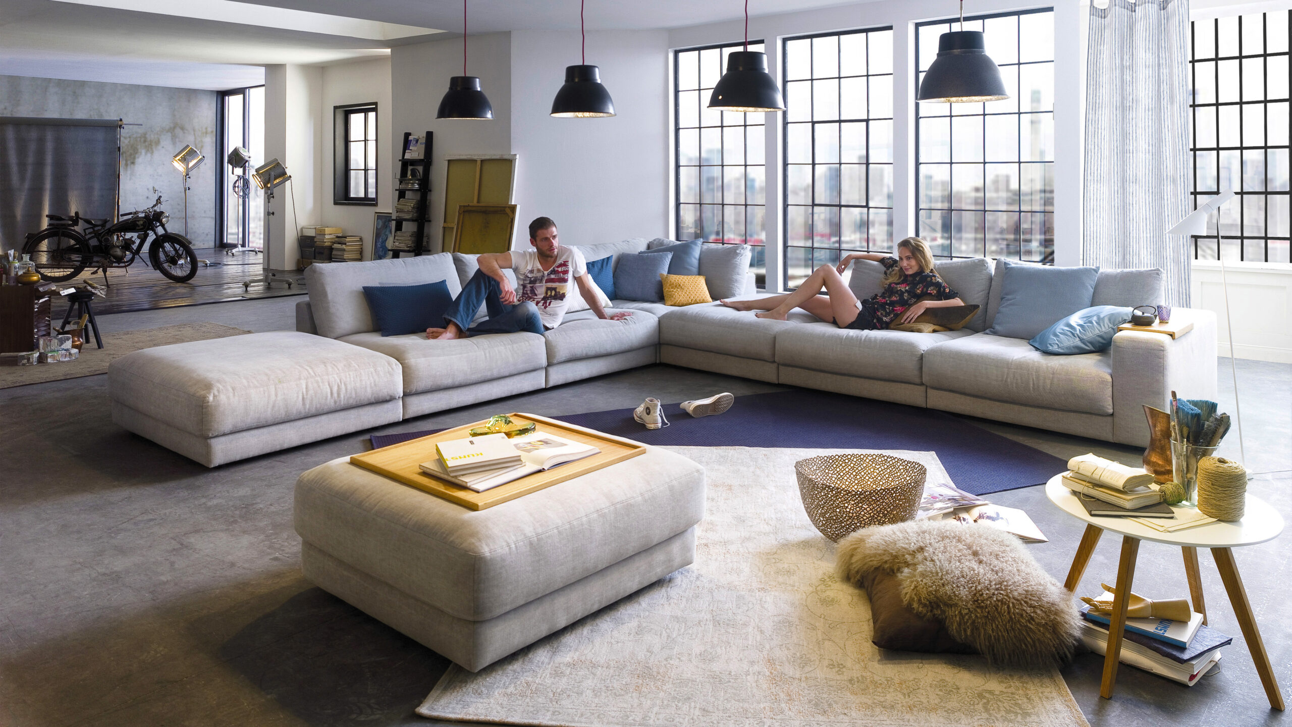 Moderne Wohnzimmereinrichtung mit Sofa, Möbeln und Dekorationen.