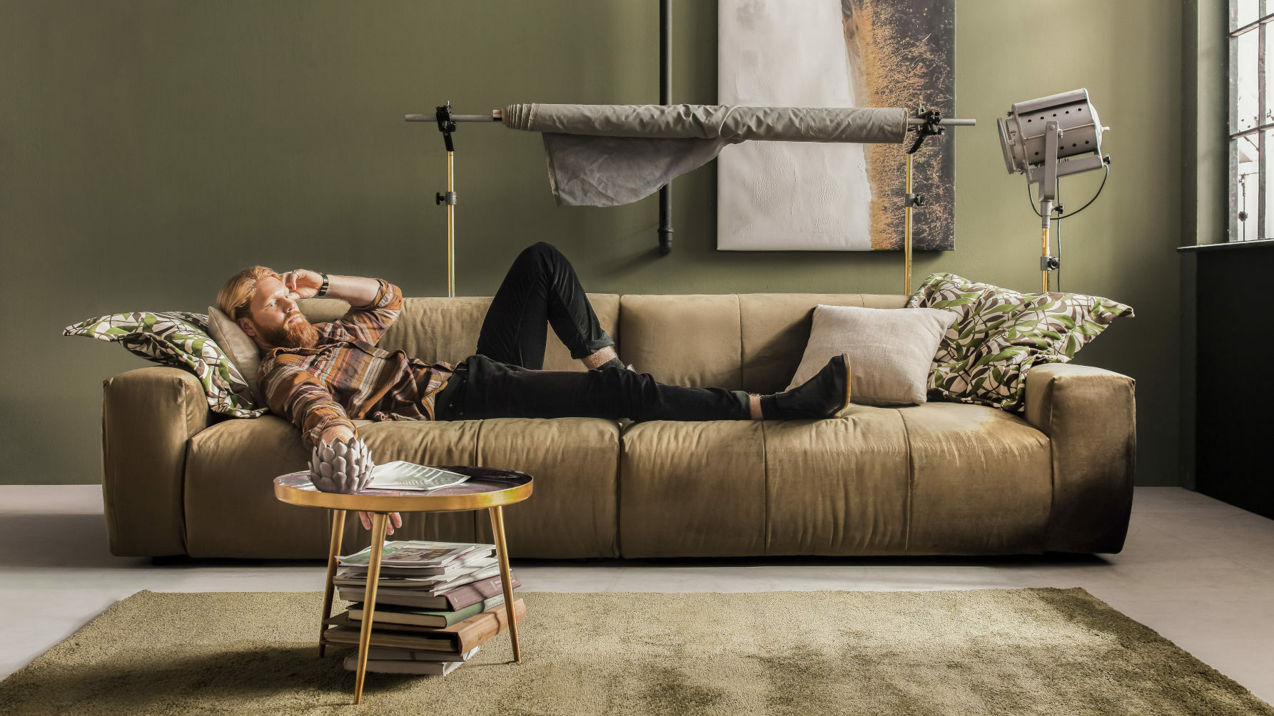 Mann entspannt auf Couch im Wohnzimmer