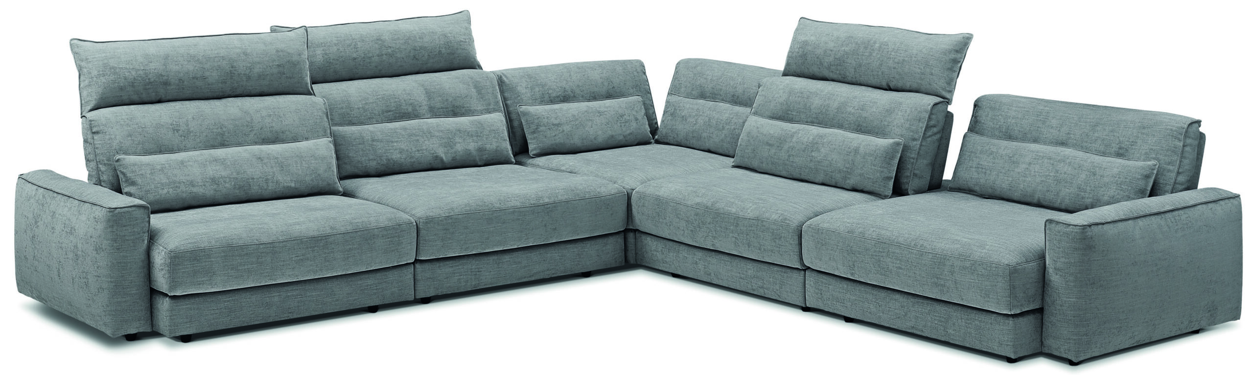 Ecksofa mit grauen, gepolsterten Sitzplätzen und Rückenlehnen.