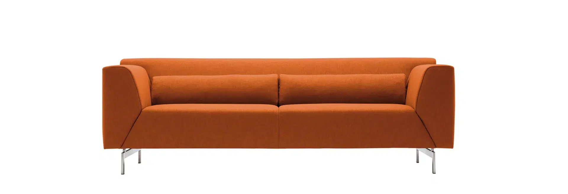Modernes, orange Sofa mit Metallbeinen.