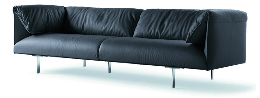 Schwarze, gepolsterte Couch mit Metallgestell.