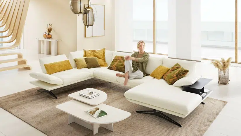Gemütliches Wohnzimmer mit Sofa und Dekoration.