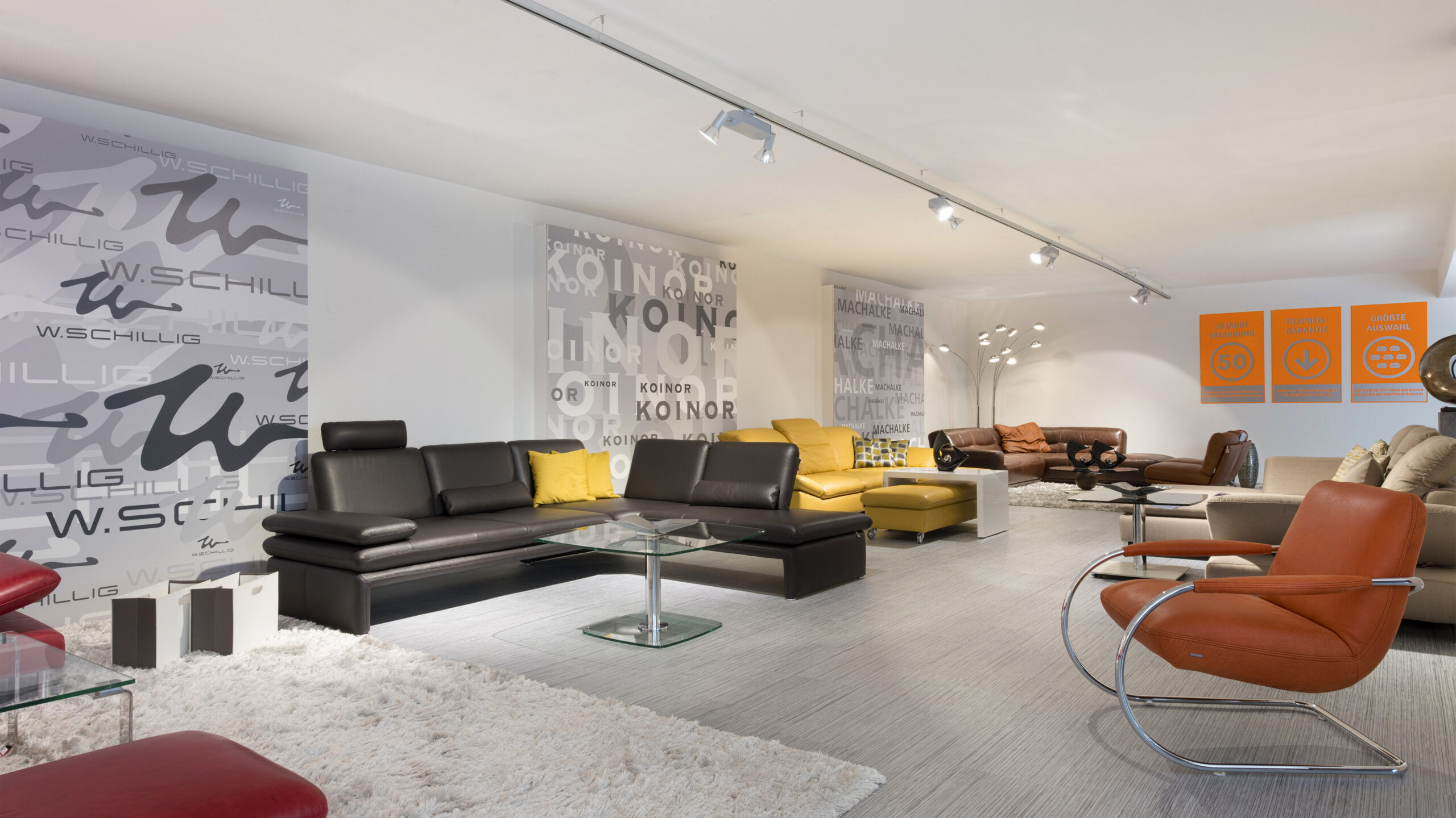 Moderne Möbel-Ausstellung mit Sofas und Sesseln.