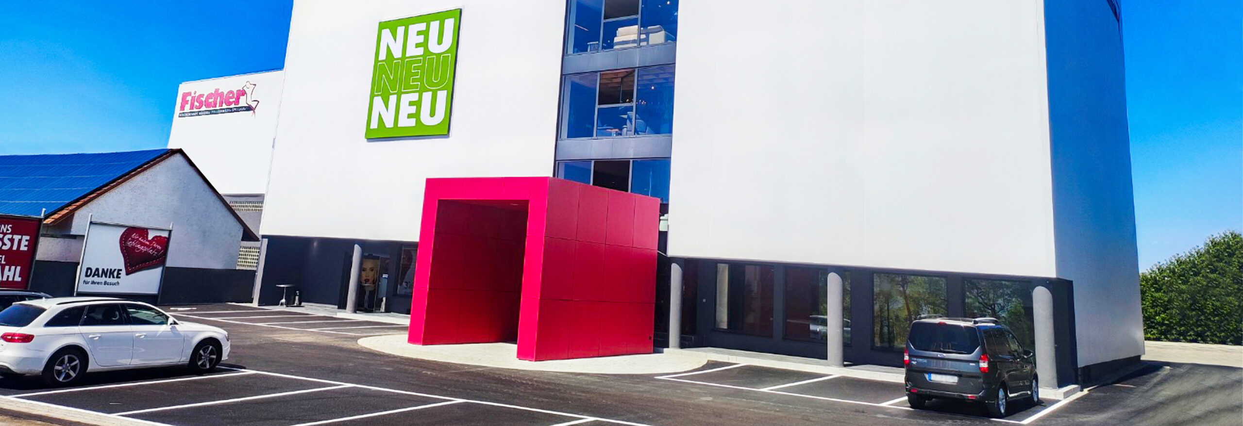 Großes Geschäftsgebäude mit Parkplatz