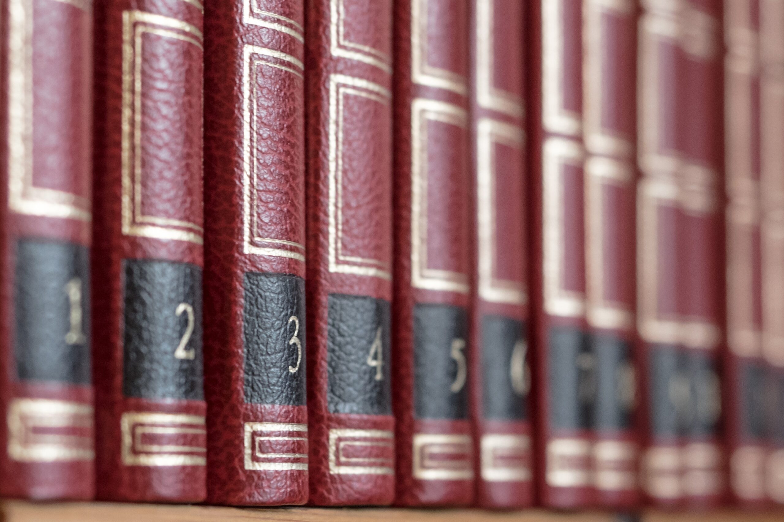 Reihe roter Bücher mit Nummern auf den Rücken.