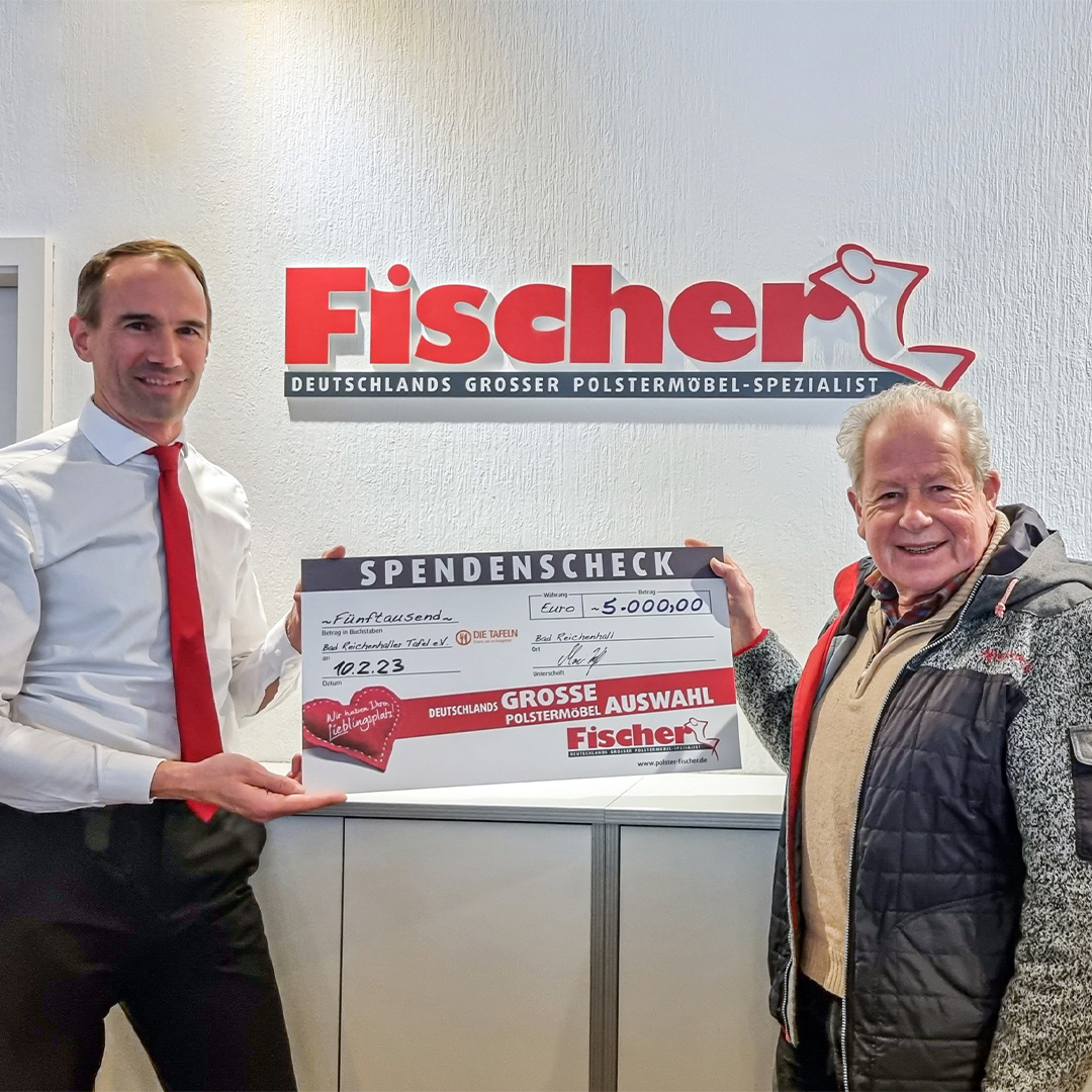 Spendenscheck für Möbelfachgeschäft Fischer übergeben.