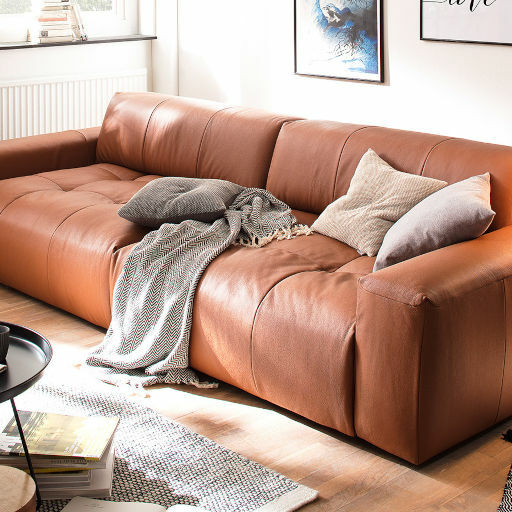 Bequemes Ledersofa in gemütlichem Wohnzimmer.