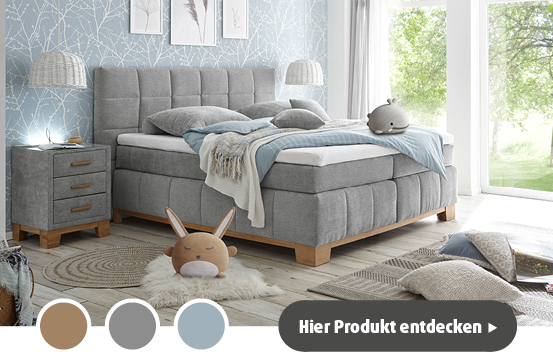 Gemütliches, modern eingerichtetes Schlafzimmer mit Boxspringbett.