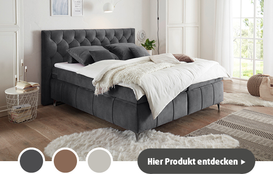 Gemütliches, gepolstertes Doppelbett mit Dekoration.