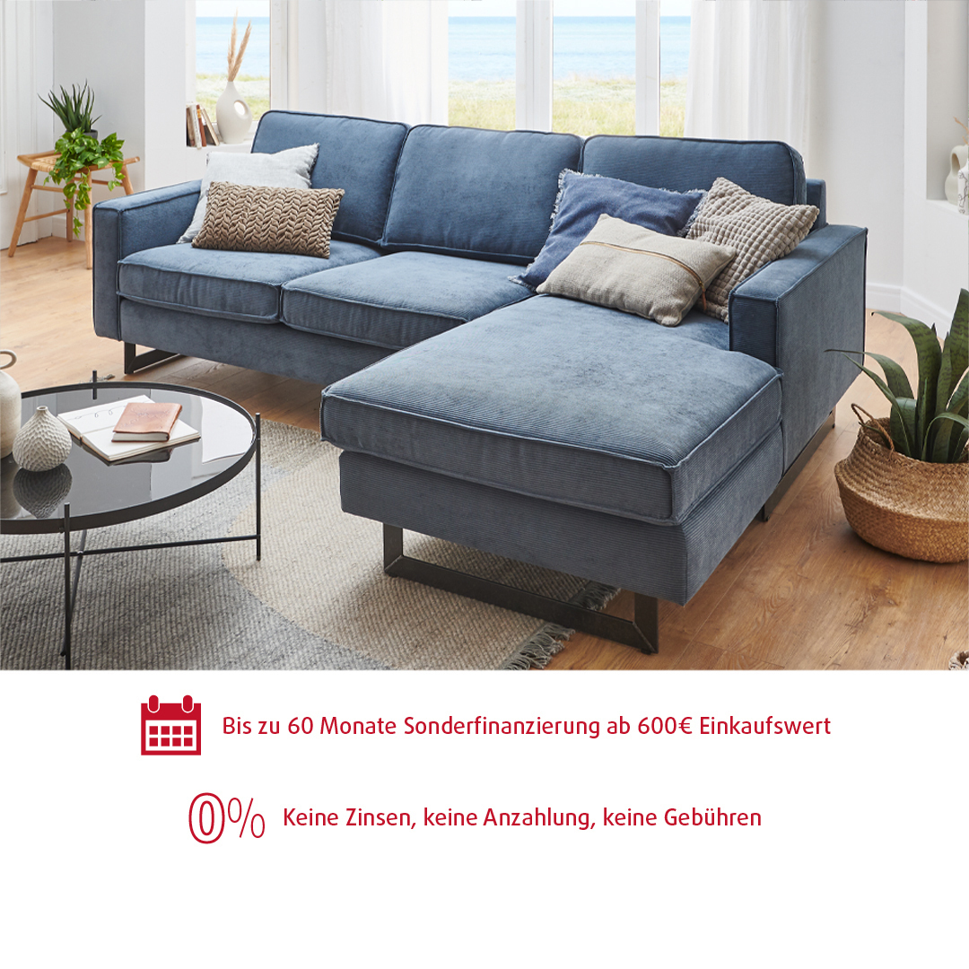 Modernes blaues Ecksofa mit Kissen in hellem, gemütlichem Wohnzimmer.