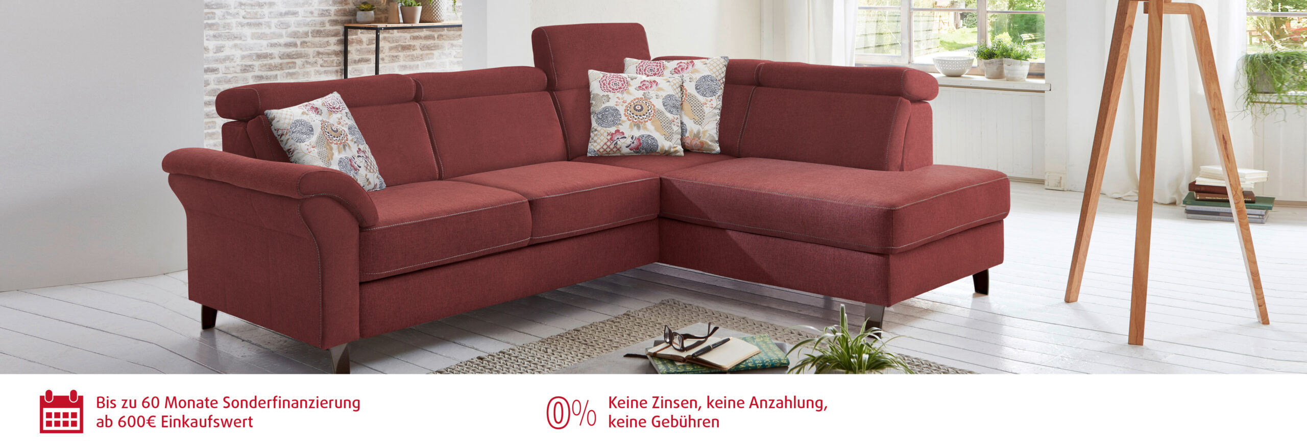 Gemütliches rotes Ecksofa im modernen Wohnzimmer.