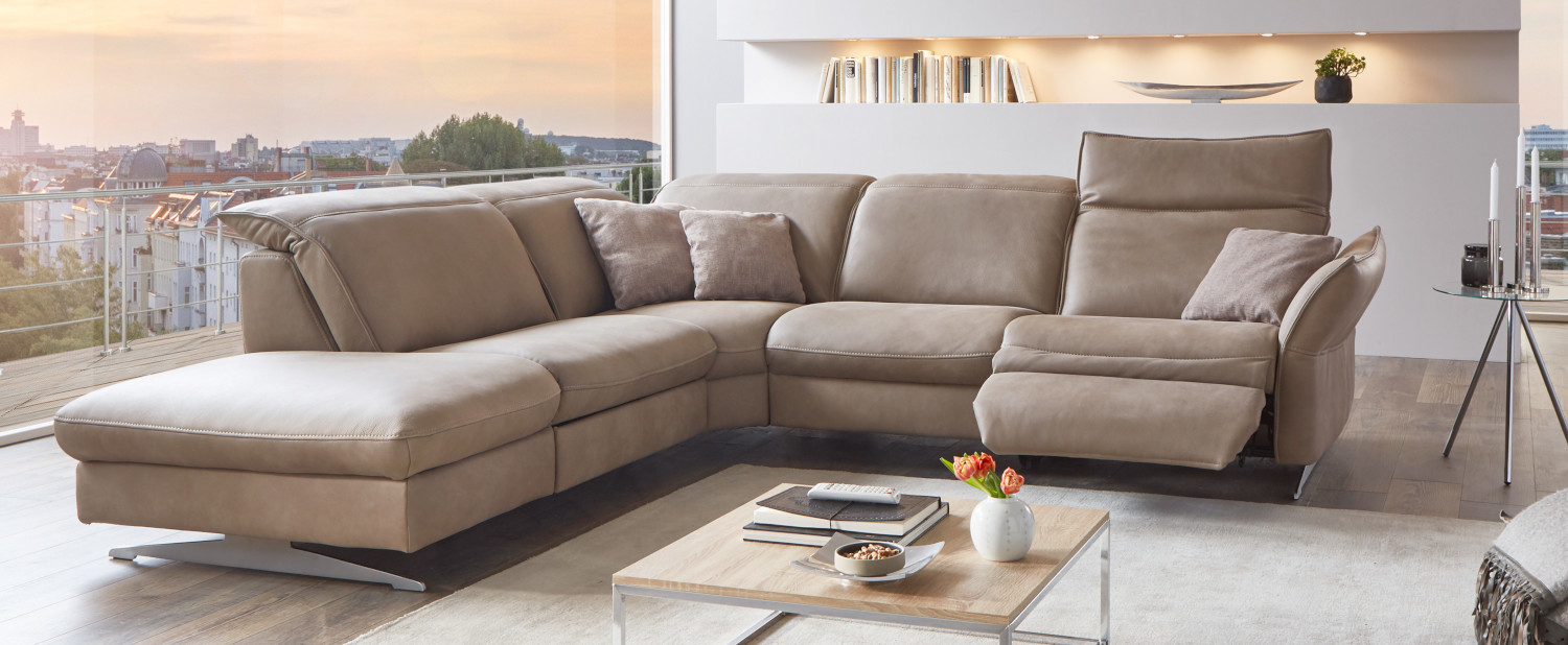Geräumige Ledercouch in modernem Wohnzimmer mit Stadtblick.