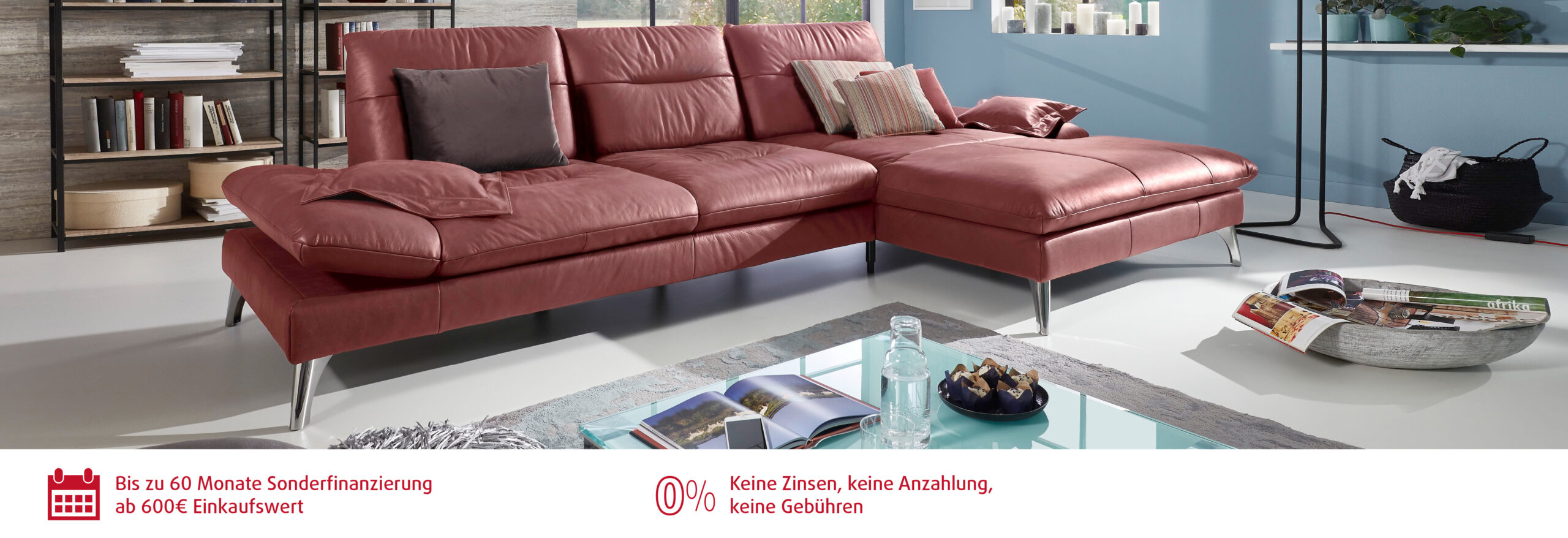 Gemütliches rotes Ledersofa in moderner Wohnumgebung.