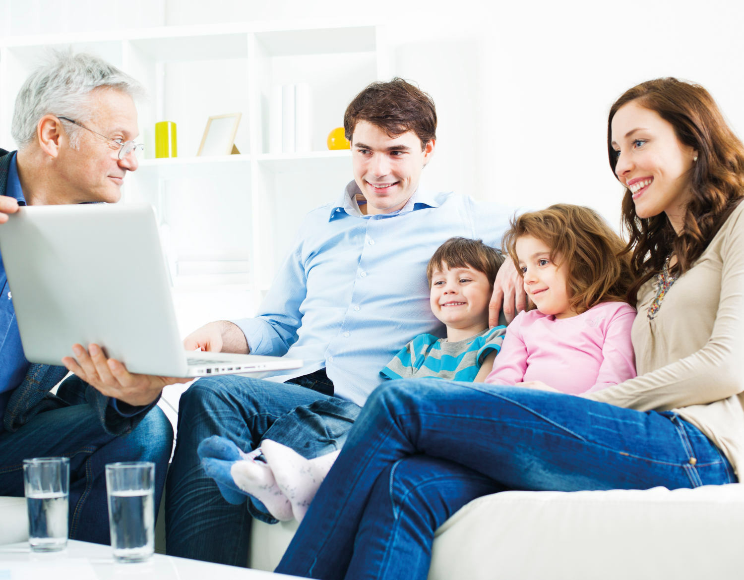 Familie sitzt zusammen und genießt Zeit miteinander.