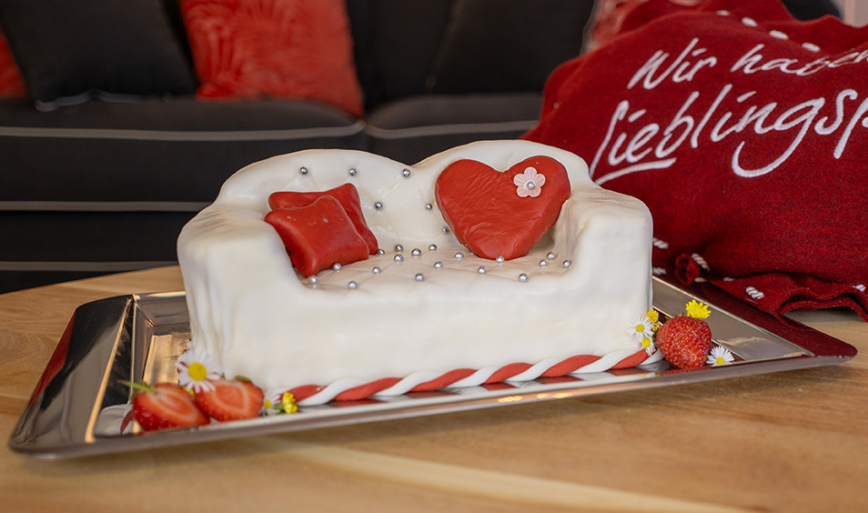 Dekorativer Valentinstag-Kuchen mit Herzdekor.