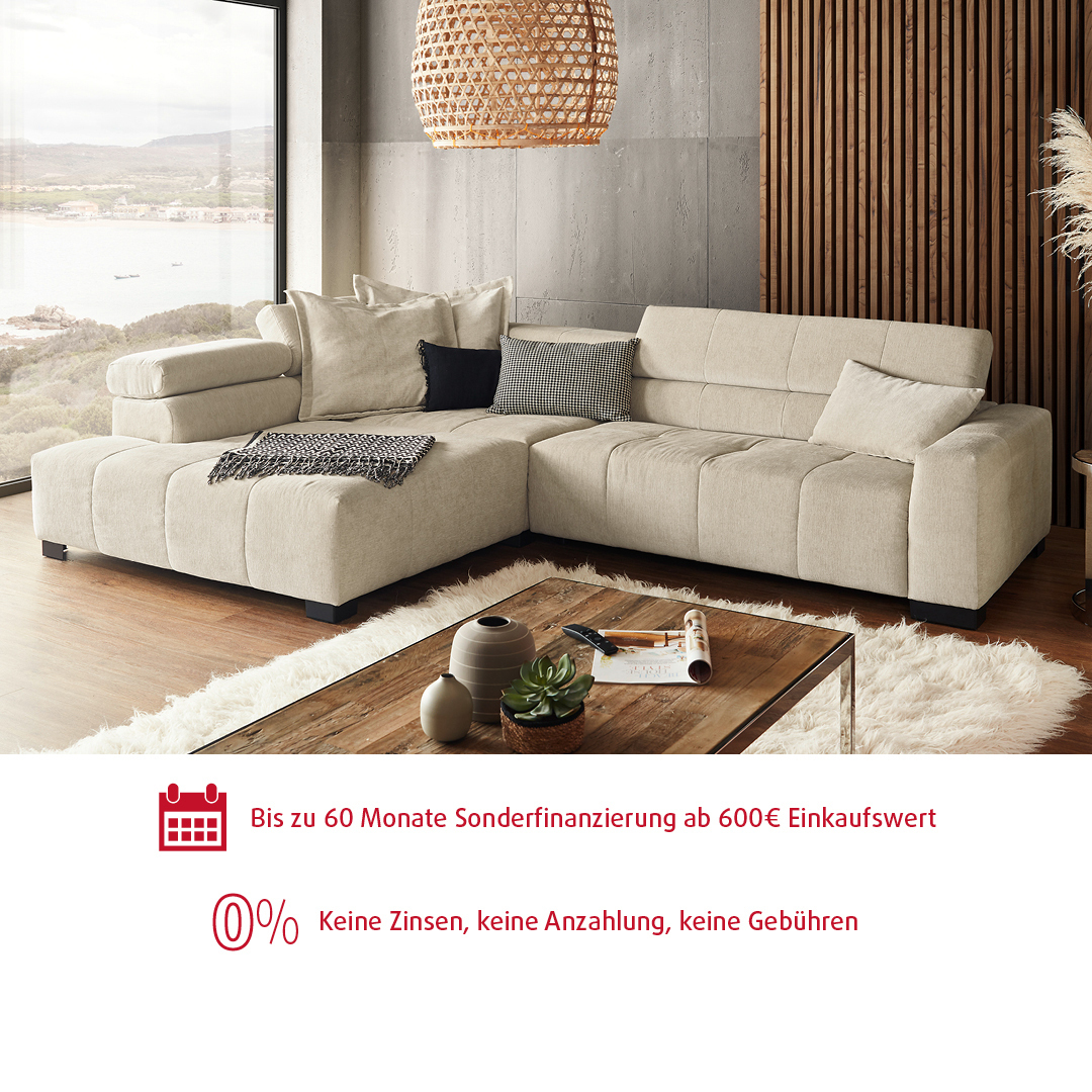 Gemütliches Wohnzimmer mit Sofa und Fensterblick.
