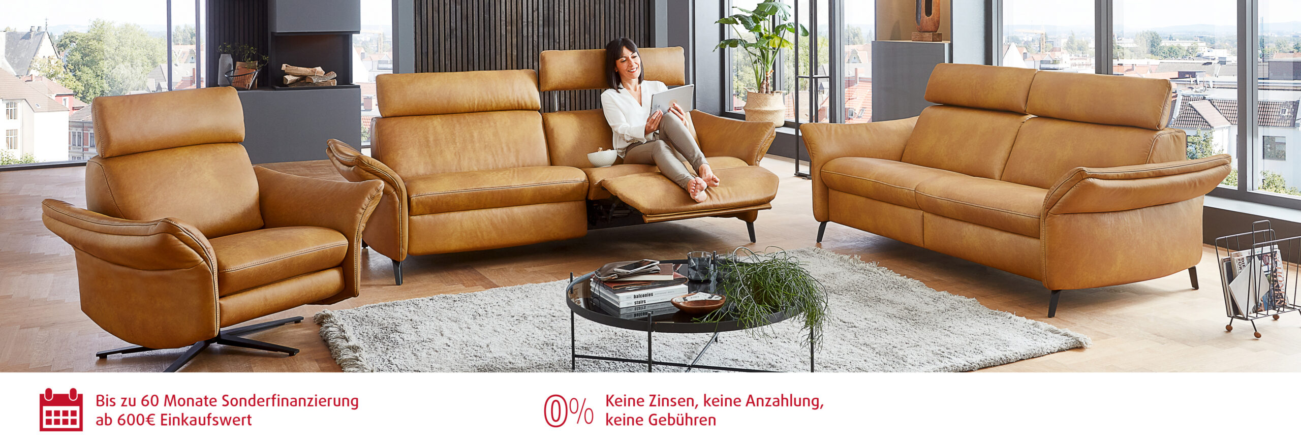 Moderne Wohnzimmereinrichtung mit Ledersofa und Fensterausblick.