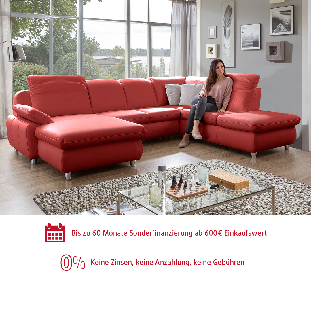 Frau auf roter Ledercouch im Wohnzimmer.
