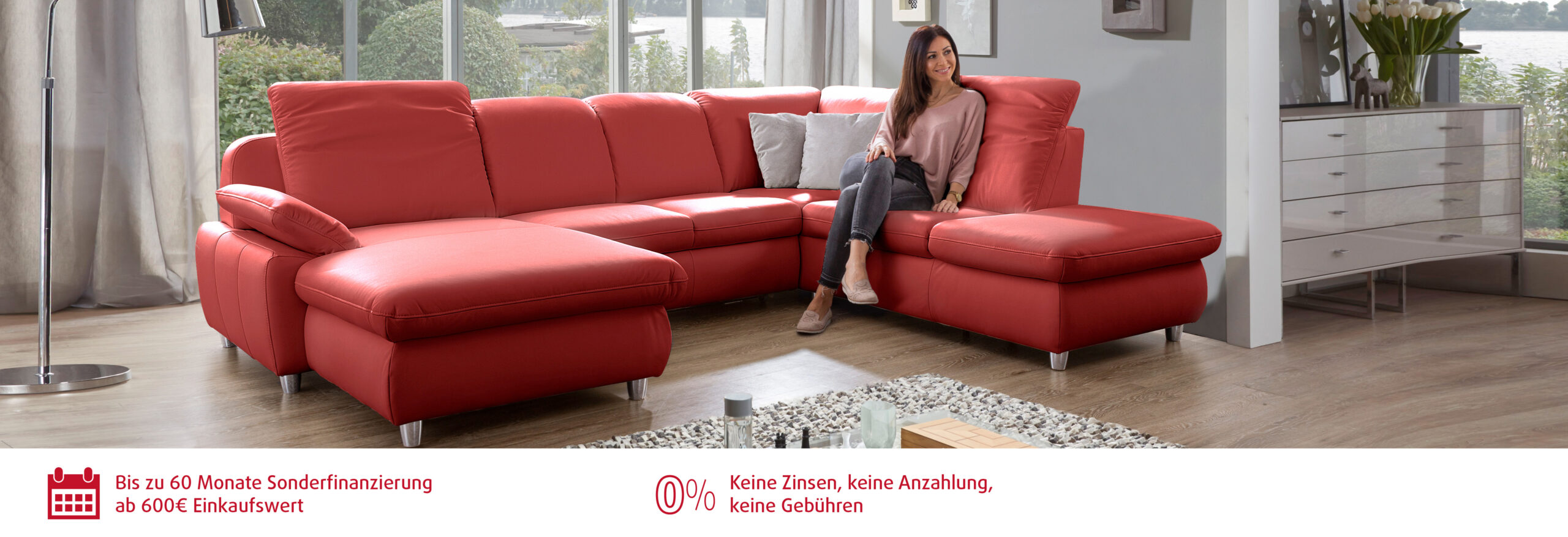 Frau sitzt auf roter Sitzecke im Wohnzimmer.