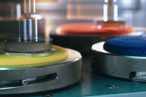 Bunte Vinylplatten auf einem Plattenspieler.
