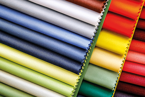 Bunte Stoffproben in verschiedenen Farben.