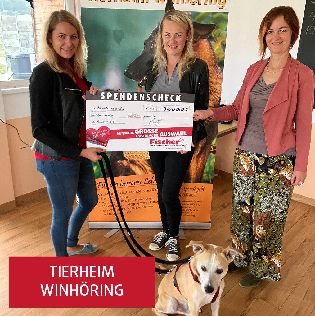 Drei Frauen überreichen einen Spendenscheckfür Tierheim.