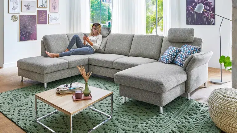 Gemütliches und modernes Wohnzimmer mit komfortabler Couch.