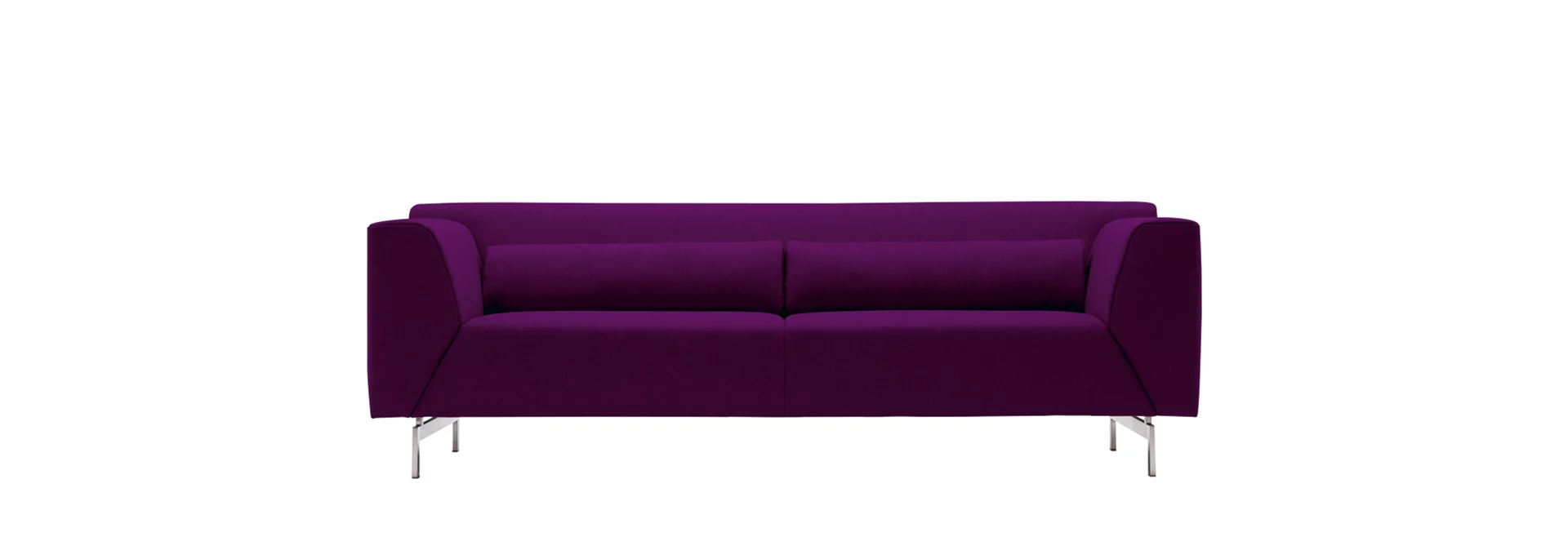 Lila, modernes Sofa mit Chromfüßen.