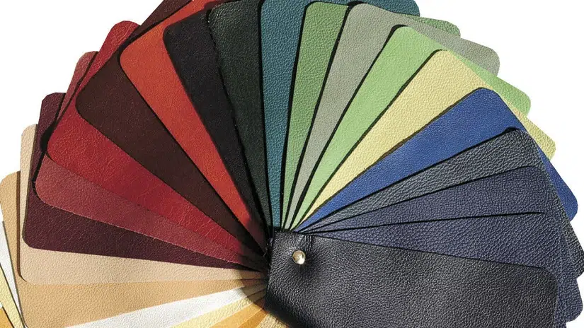 Farbige Lederproben in verschiedenen Farben.