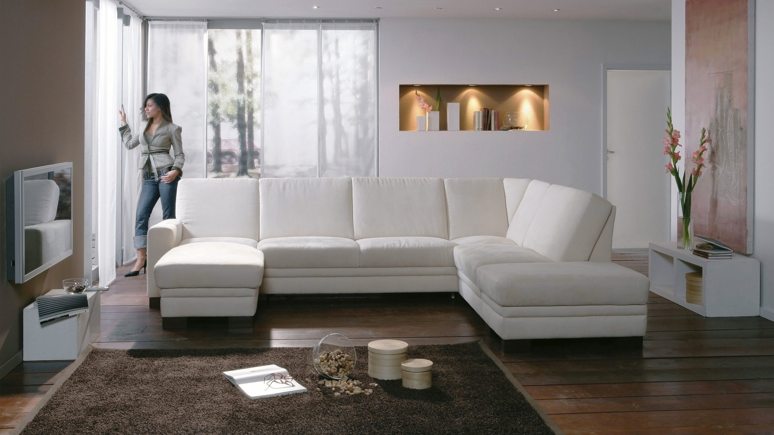 Geräumiges modernes Wohnzimmer mit bequemem Sofa und Dekoration.