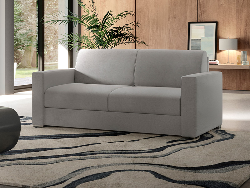 Gemütliches Sofa in geräumigem Wohnzimmer.
