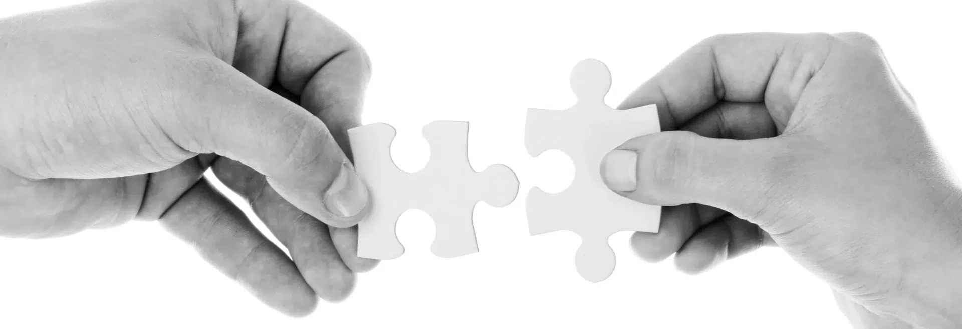 Hände verbinden Puzzle-Teile, Zusammenarbeit und Problemlösung.